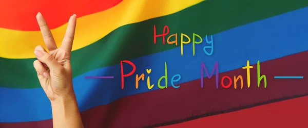手举和平手势和文字Happy Pride一个月对抗彩虹Lgbt旗帜 — 图库照片