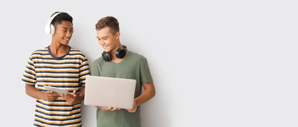 Adolescentes Com Laptop Tablet Fundo Luz Com Espaço Para Texto — Fotografia de Stock