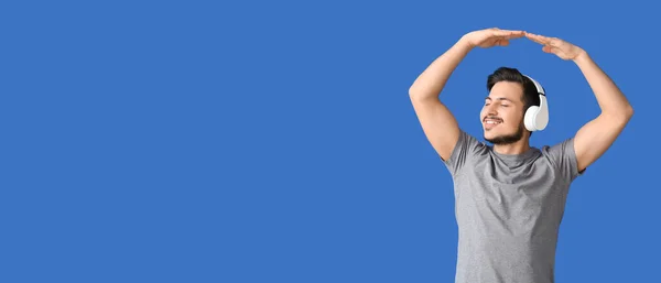 Beau Jeune Homme Écoutant Musique Dansant Sur Fond Bleu Avec — Photo