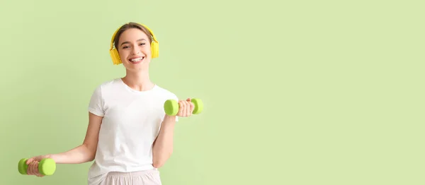 Sportieve Jonge Vrouw Met Halters Luisteren Naar Muziek Groene Achtergrond — Stockfoto