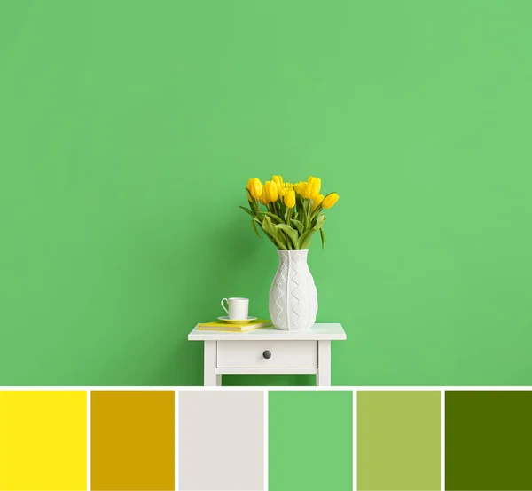 緑の壁の近くのテーブルの上にチューリップ コーヒーカップで花瓶 異なる色パターン — ストック写真