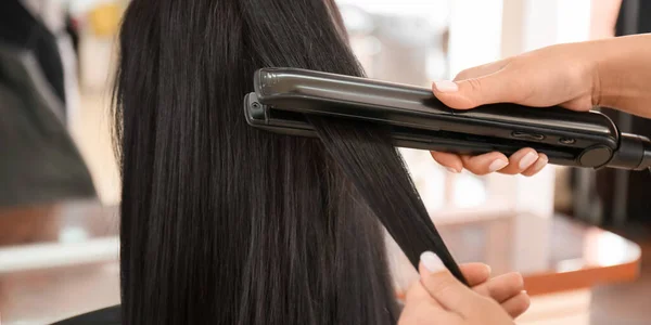 Coiffeur Redressant Les Cheveux Longs Femme Dans Salon — Photo