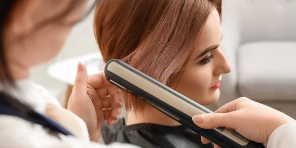 Parrucchiere Raddrizzamento Dei Capelli Del Cliente Nel Salone Bellezza — Foto Stock