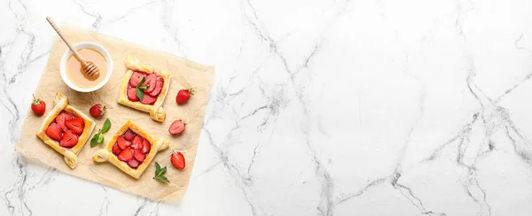 Samenstelling Met Zoete Aardbeien Bladerdeeg Lichte Achtergrond Met Ruimte Voor — Stockfoto