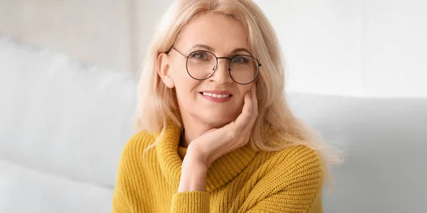 Gelukkig Volwassen Vrouw Thuis Vergrijzing Menopauze — Stockfoto