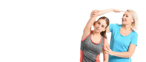 Massagetherapeutin Und Sportliche Junge Frau Auf Weißem Hintergrund Mit Platz — Stockfoto