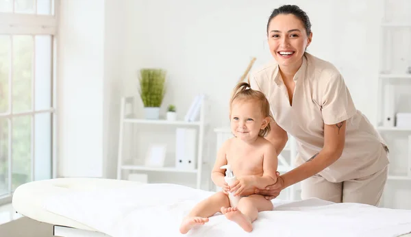 Massagetherapeutin Mit Süßem Baby Medizinischen Zentrum — Stockfoto