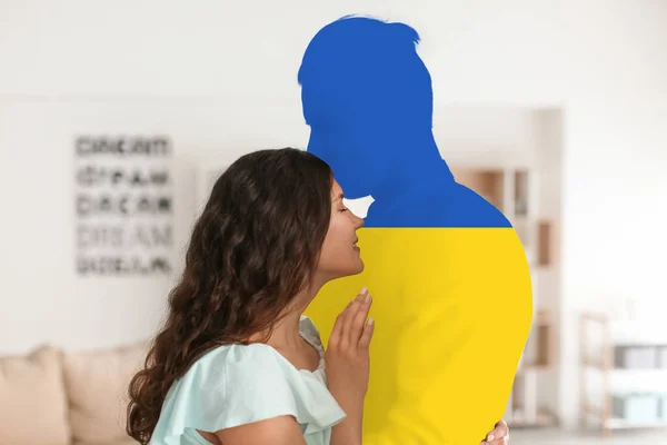 Mladá Žena Silueta Muže Barvách Ukrajinské Vlajky Doma — Stock fotografie