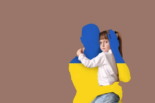 Sylwetka Człowieka Kolorach Ukraińskiej Flagi Przytulając Swoją Córeczkę Brązowym Tle — Zdjęcie stockowe