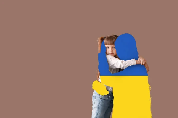 シルエットの女性で色のウクライナのフラグ抱擁彼女の小さな娘上の茶色の背景 — ストック写真