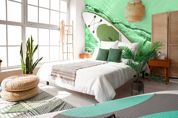 Elegante Interior Dormitorio Con Tablas Para Sup Surf Pared Con — Foto de Stock