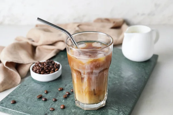 Tablero Con Vaso Café Cerveza Fría Mesa Blanca — Foto de Stock