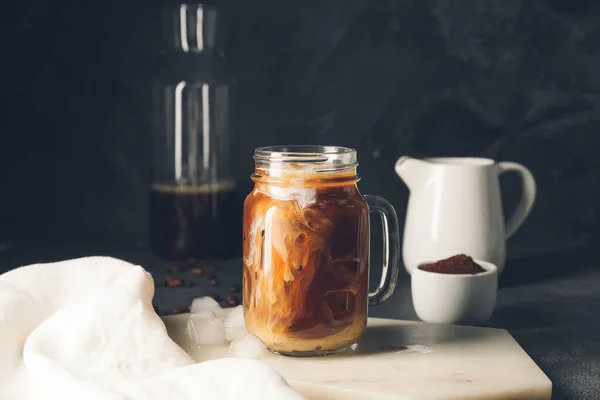 Mason Pot Met Koude Koffie Melk Aan Boord Tegen Donkere — Stockfoto