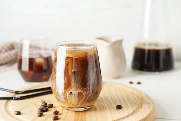 Vaso Café Cerveza Fría Con Leche Paja Sobre Tabla Madera — Foto de Stock