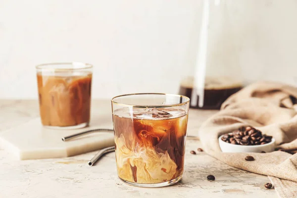 Heerlijke Koude Koffie Met Melk Glas Grunge Tafel — Stockfoto