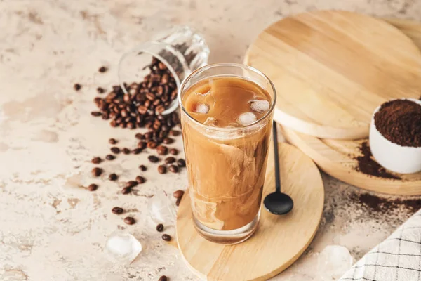 Houten Plank Met Glas Heerlijk Koud Brouwsel Koffiebonen Grunge Tafel — Stockfoto