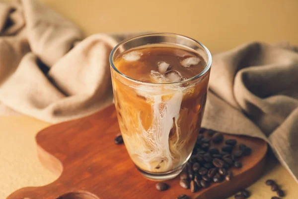 Bordo Con Vetro Birra Fredda Chicchi Caffè Sul Tavolo Colore — Foto Stock