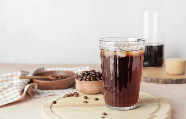 Kaca Dengan Minuman Dingin Dan Biji Kopi Papan Kayu Terhadap — Stok Foto