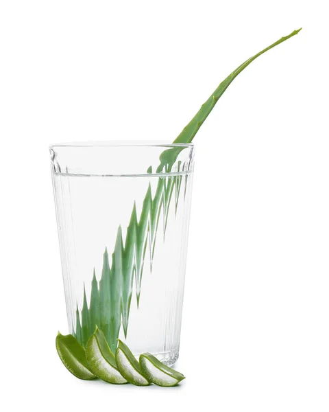 白を基調としたアロエジュースと葉のガラス — ストック写真