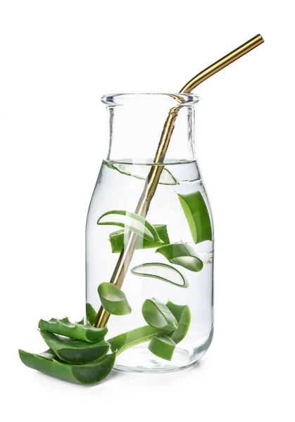 白を基調とした藁と葉のアロエジュースのガラス瓶 — ストック写真