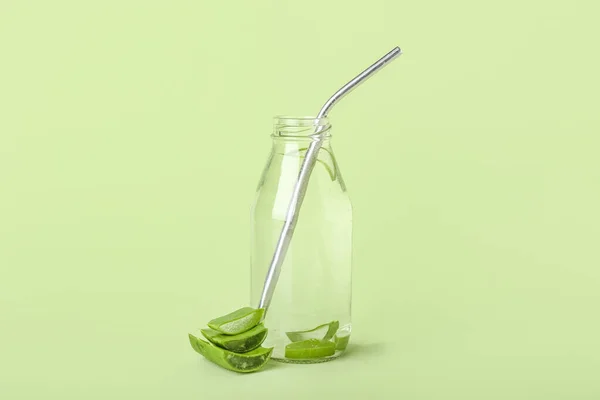 緑の背景に葉を持つアロエジュースのガラス瓶 — ストック写真