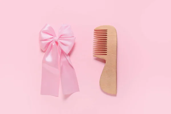 Wooden Comb Baby Hair Bow Pink Background — Stock Photo, Image