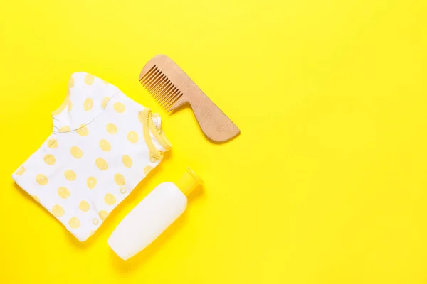 Babybody Holzkamm Und Flasche Mit Kosmetikprodukt Auf Gelbem Hintergrund — Stockfoto