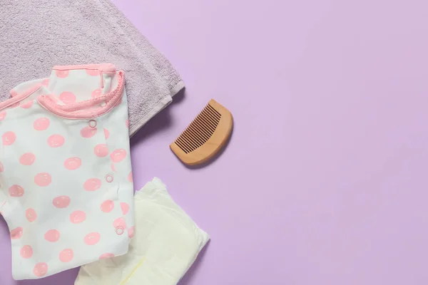 Baby Accessoires Und Weiches Handtuch Auf Farbigem Hintergrund — Stockfoto