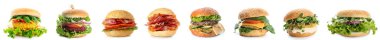 Beyaza izole edilmiş farklı lezzetli hamburgerler.