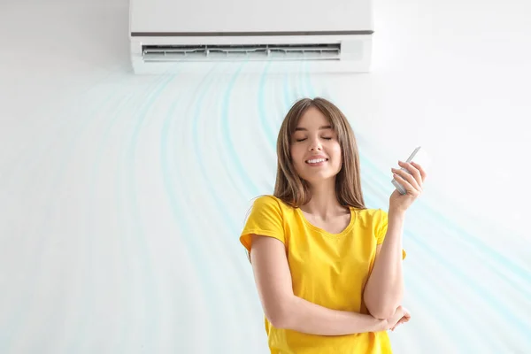 Mujer Joven Feliz Sala Luz Con Aire Acondicionado Funcionamiento — Foto de Stock