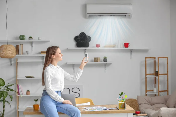 Hermosa Joven Mujer Encendiendo Aire Acondicionado Habitación — Foto de Stock