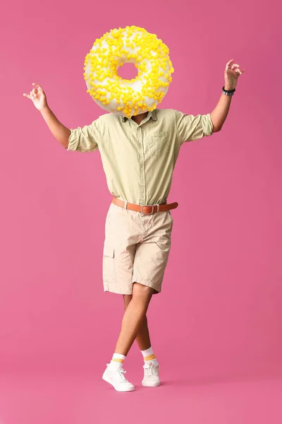 Dansende Man Met Lekkere Donut Plaats Van Zijn Hoofd Roze — Stockfoto