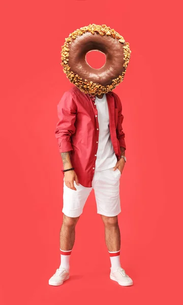 Stylish Tattooed Man Tasty Doughnut Instead His Head Red Background — Stock Photo, Image