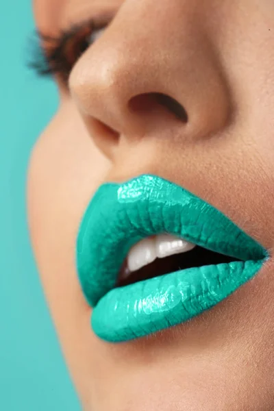 Mooie Jonge Vrouw Met Mint Lipstick Kleur Achtergrond Close — Stockfoto