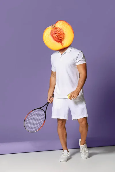 Tenisz Játékos Érett Barack Helyett Fejét Színes Háttér — Stock Fotó