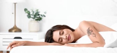 Baştan çıkarıcı çıplak kadın yatakta uyuyor. 