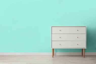 Nane duvarının yanındaki modern çekmeceler.