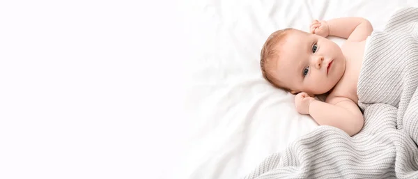 Cute Little Baby Leżące Łóżku Miejsca Tekst — Zdjęcie stockowe
