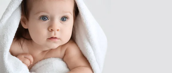 Cute Little Baby Miękkim Ręcznikiem Lekkim Tle Miejsca Tekst — Zdjęcie stockowe