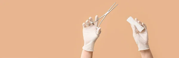 手袋に手 外科医のツールとテキストのためのスペースと色の背景に包帯と — ストック写真