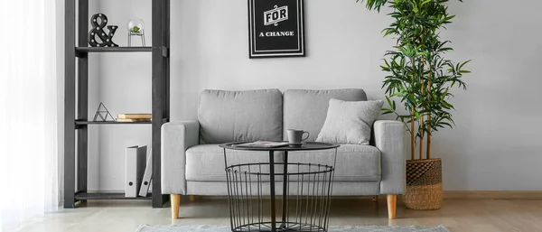 Innenraum Des Hellen Wohnzimmers Mit Bequemer Couch — Stockfoto