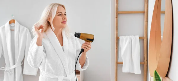 Banyoda Saç Kurutma Makinesi Olan Olgun Bir Kadının Sabahı — Stok fotoğraf