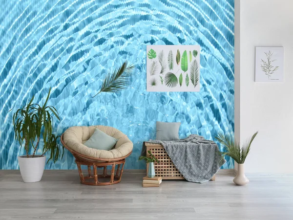 墙边有扶手椅 木箱和室内盆栽 上面印着清澈的蓝水 — 图库照片
