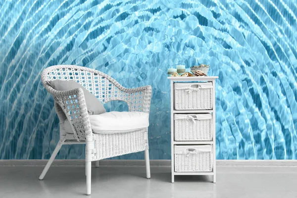 靠墙的扶手椅和架子装置 上面印着清澈的蓝色水 — 图库照片