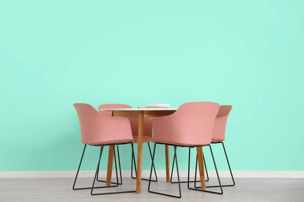 근처에서 탁자와 의자를 염색하는 — 스톡 사진