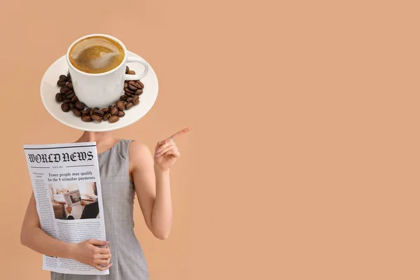 Mujer Con Taza Café Caliente Lugar Cabeza Periódico Señalando Algo — Foto de Stock