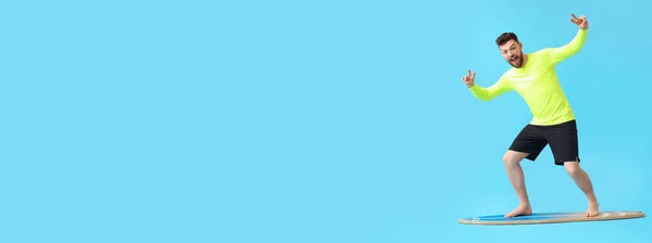 Счастливый Молодой Бородатый Мужчина Доской Серфинга Светло Голубом Фоне Пространством — стоковое фото