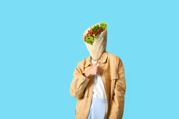 Mavi Arka Planda Kafası Yerine Lezzetli Burrito Yiyen Kadın — Stok fotoğraf