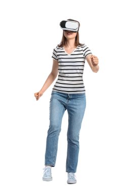 Beyaz arka planda VR gözlüklü güzel bir kadın.
