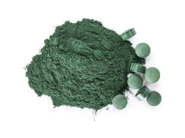 Sarmaşık tozu ve beyaz arka planda haplar.